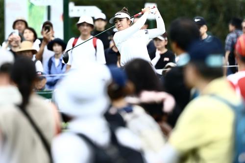 18番、ティーショットを放つ山下（撮影・河田真司）