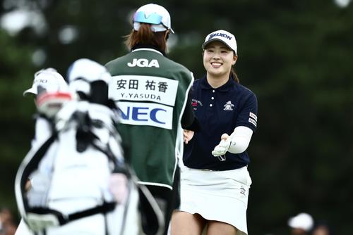ホールアウトし笑顔を見せる竹田（撮影・河田真司）