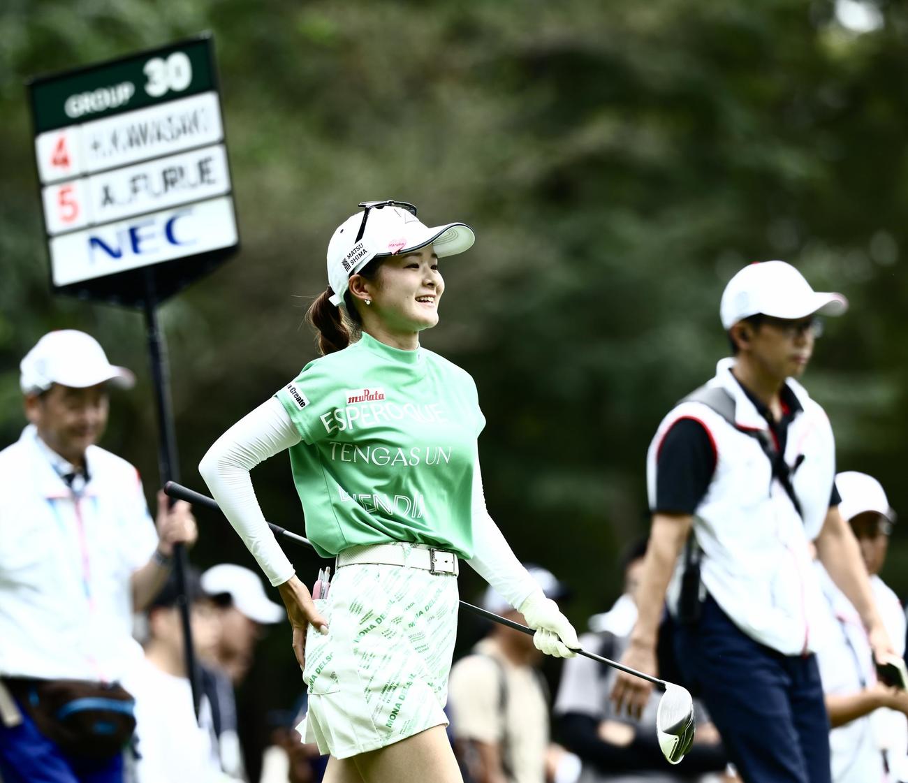 3番、笑顔で移動する川崎（撮影・河田真司）