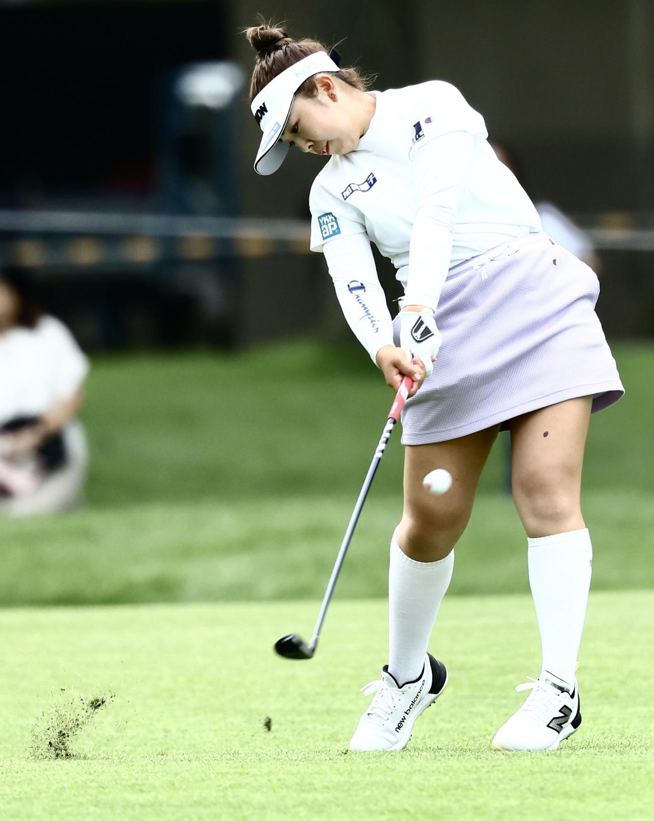 18番、第2打を放つ山下（撮影・河田真司）