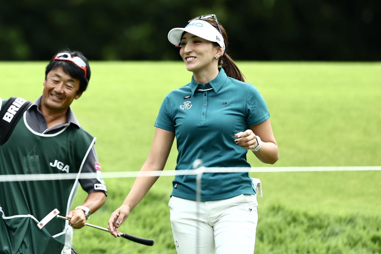 3番、笑顔で移動する脇元（撮影・河田真司）