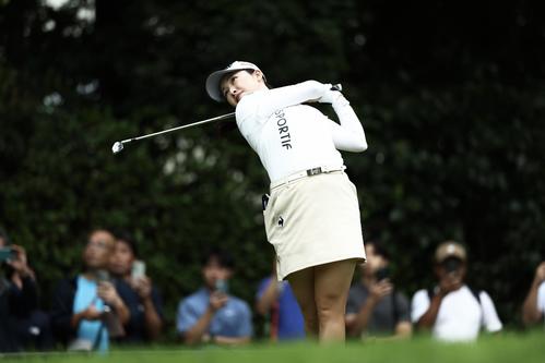 4番、ティーショットを放つ小祝（撮影・河田真司）