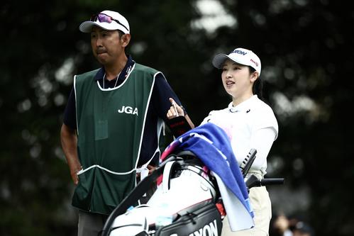 4番、コースを見つめる小祝（撮影・河田真司）