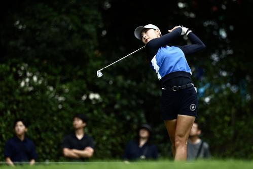 4番、ティーショットを放つ鶴岡（撮影・河田真司）