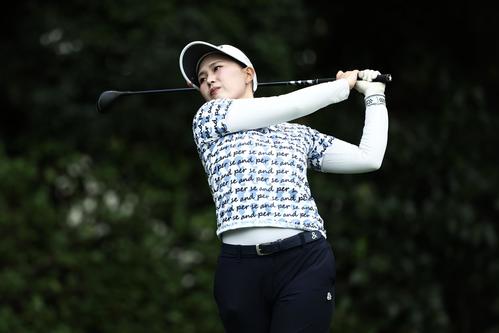 4番、ティーショットを放つ皆吉（撮影・河田真司）