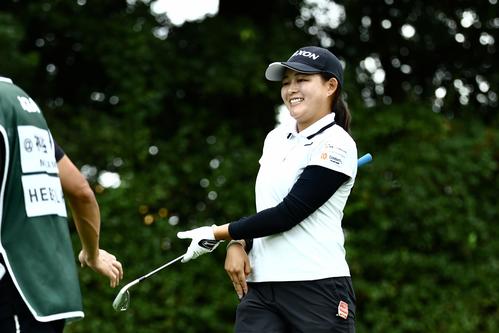 4番、ティーショットを放ち笑顔で移動する神谷（撮影・河田真司）
