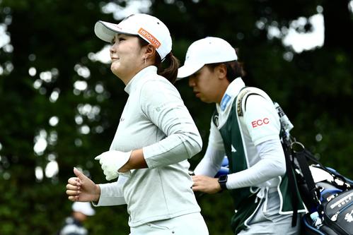 4番、ティーショットを放ち笑顔で移動する高橋（撮影・河田真司）