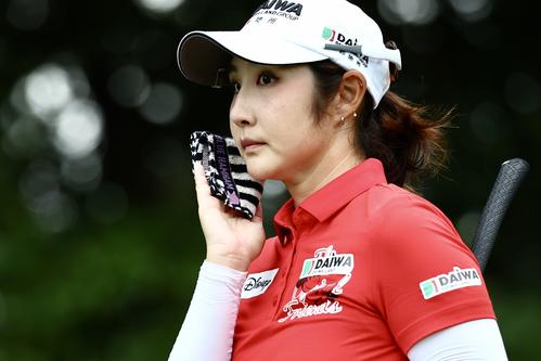 4番、ティーショットを放ち移動するペ・ソンウ（撮影・河田真司）