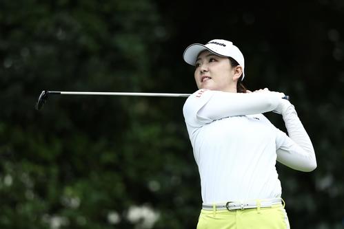 4番、ティーショットを放つ山内（撮影・河田真司）