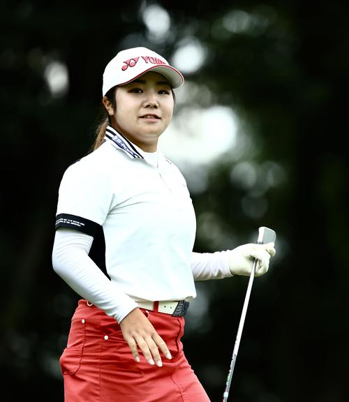 4番、ティーショットを放ち笑顔を見せる大久保（撮影・河田真司）