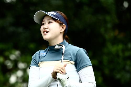 4番、ティーショットを放ち、打球の方向を見つめる倉林（撮影・河田真司）