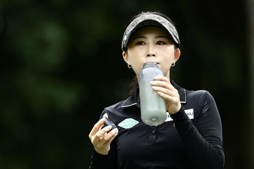 4番、水分補給する新武（撮影・河田真司）