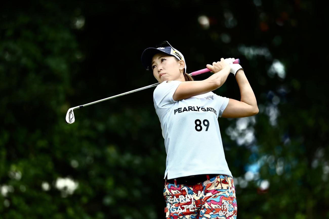 4番、ティーショットを放つ上田（撮影・河田真司）