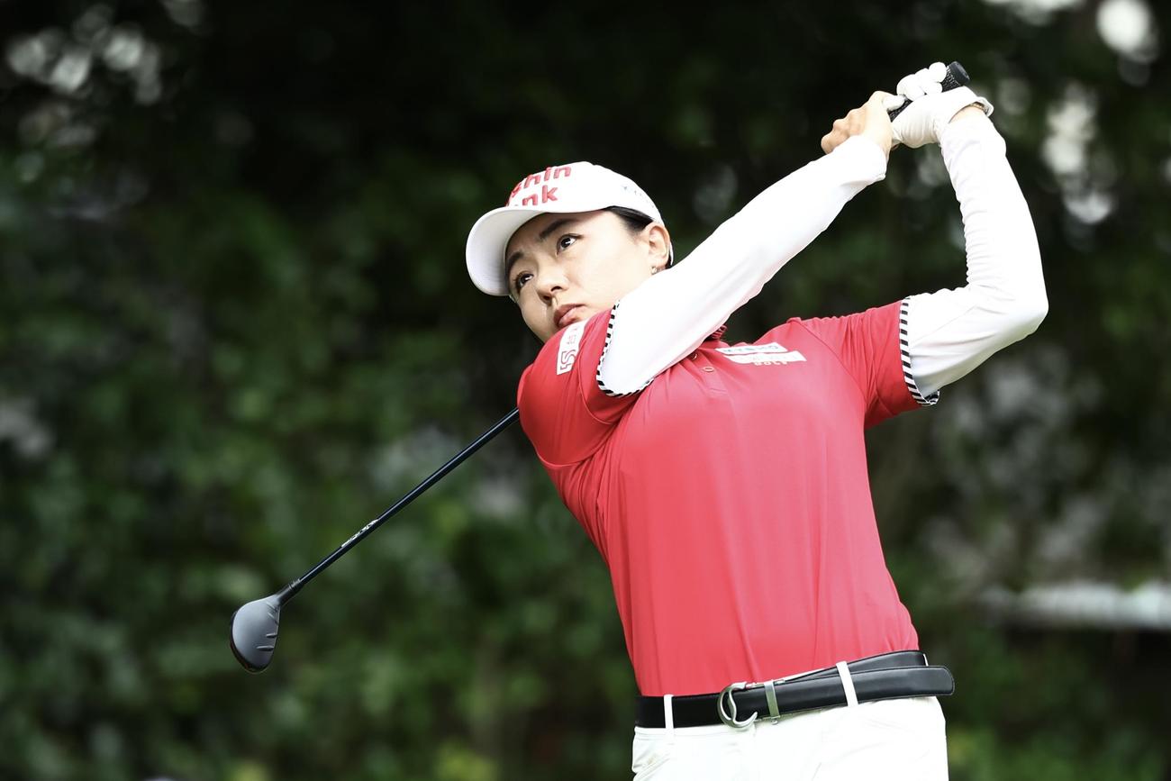 4番、ティーショットを放つサイ・ペイイン（撮影・河田真司）