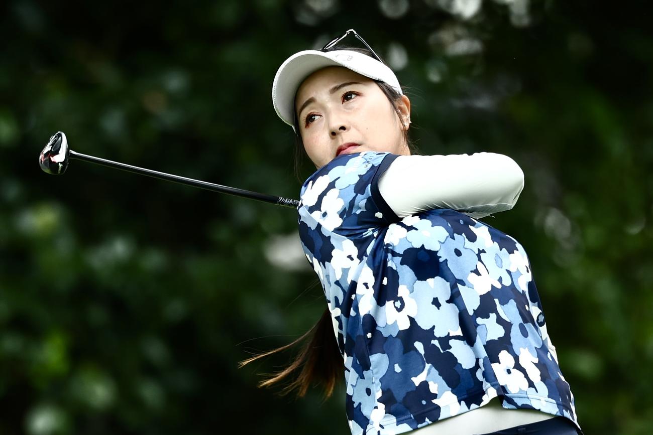 4番、ティーショットを放つ青木（撮影・河田真司）