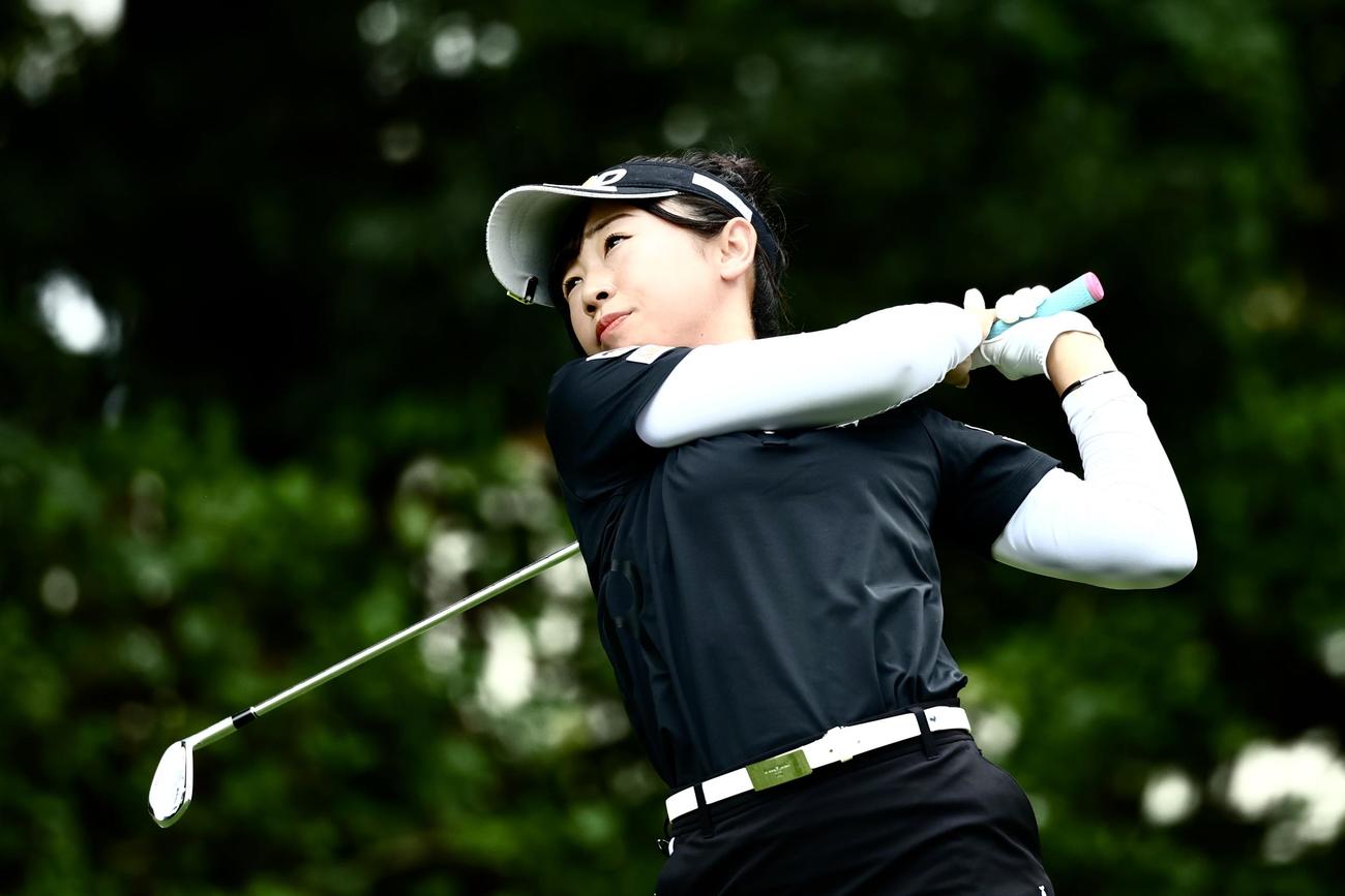 4番、ティーショットを放つ菅沼（撮影・河田真司）