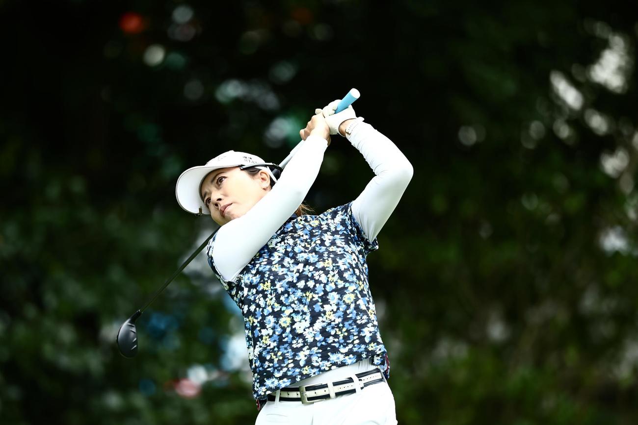 4番、ティーショットを放つ下川（撮影・河田真司）