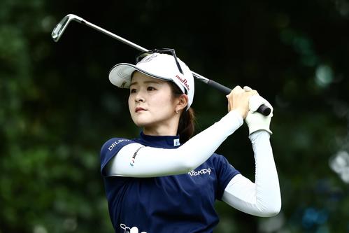 4番、ティーショットを放つ川崎春花（撮影・河田真司）