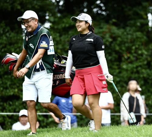 4番、笑顔で移動する阿部（右）（撮影・河田真司）