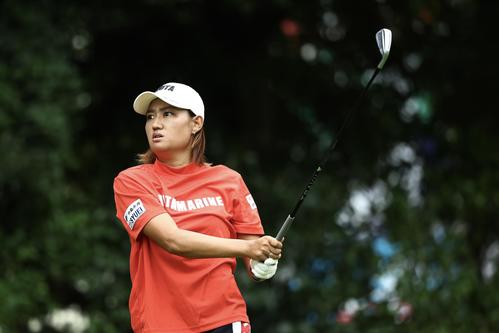 4番、ティーショットを放つ野沢（撮影・河田真司）