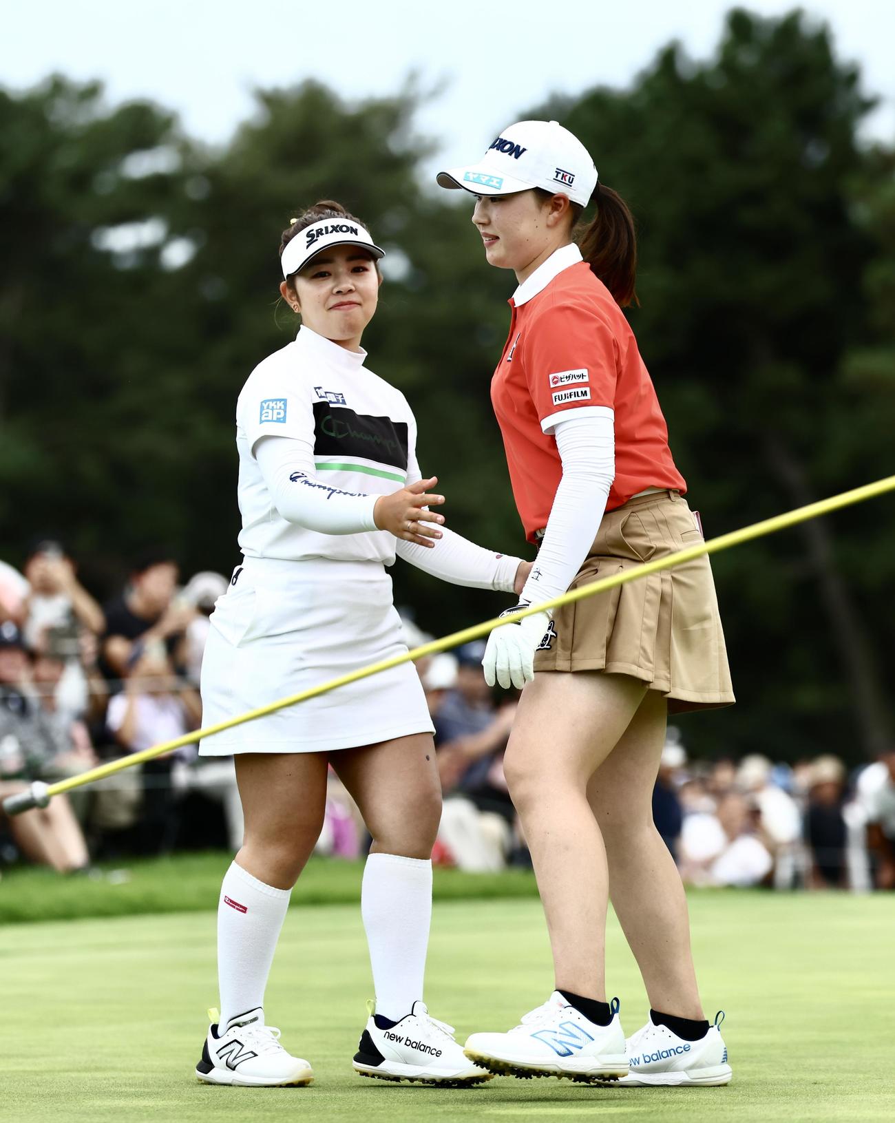 第57回日本女子オープンゴルフ選手権で優勝を決め、山下（左）に迎えられる竹田（撮影・河田真司）