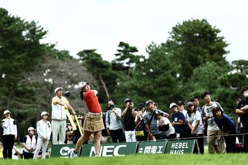5番、ティーショットを放つ竹田（撮影・河田真司）