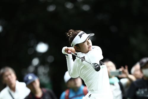 6番、ティーショットを放つ山下（撮影・河田真司）