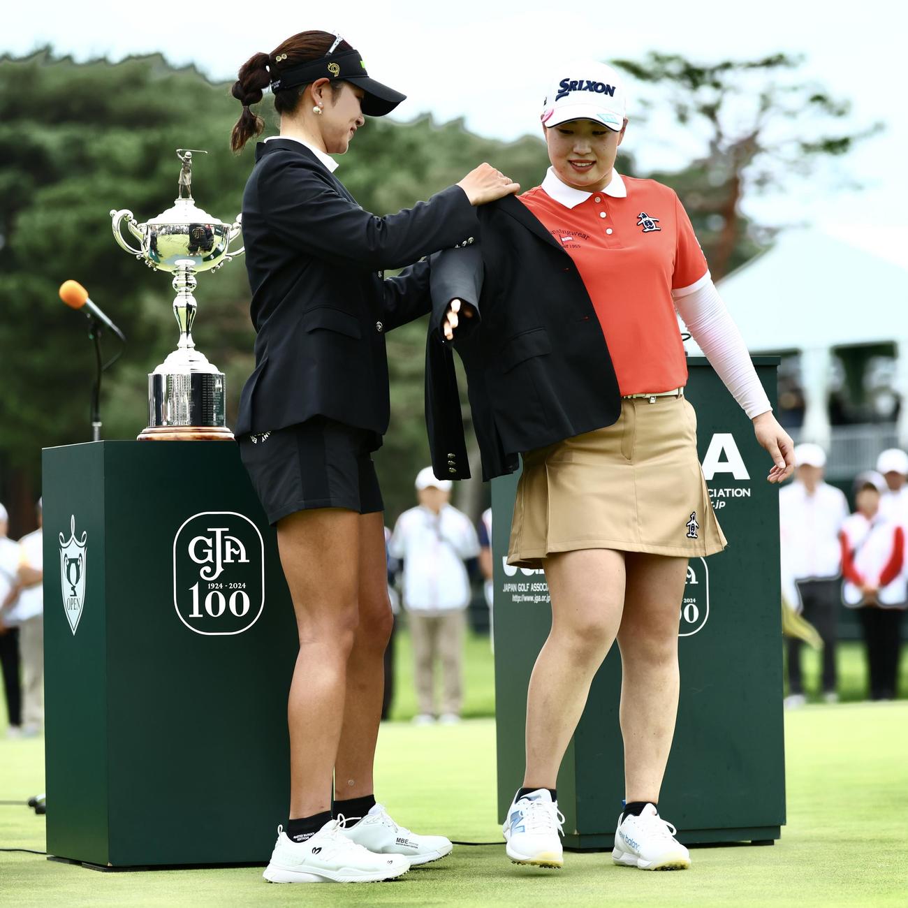 表彰式で原（左）からチャンピオンブレザーを羽織らせてもらう竹田（撮影・河田真司）