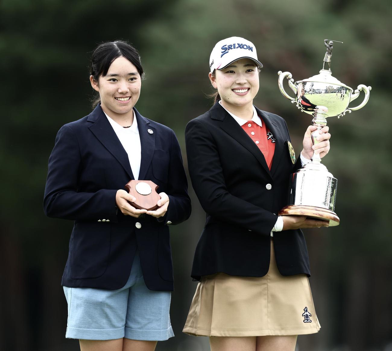 アマ優勝の岩永（左）と写真に納まる竹田（撮影・河田真司）