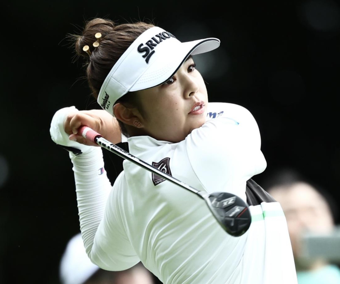 6番、ティーショットを放つ山下（撮影・河田真司）