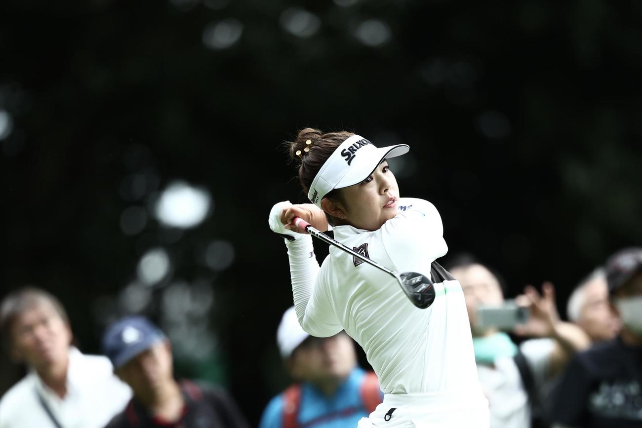 6番、ティーショットを放つ山下（撮影・河田真司）