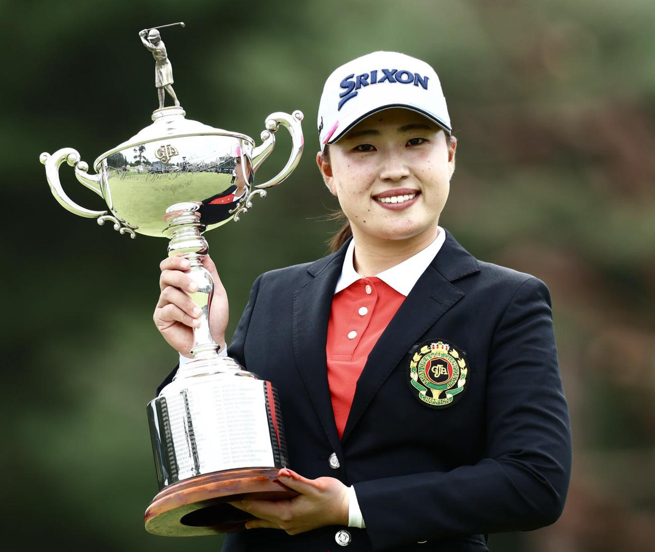 優勝トロフィーを手に笑顔で写真に納まる竹田（撮影・河田真司）