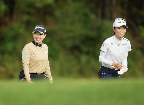 3番、ティーショットを前に笑顔を見せる小祝（左）と安田（撮影・垰建太）