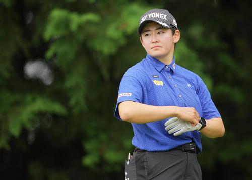 サスペンデッド2日目の15番、ティーショットに臨む岩井明愛（撮影・垰建太）