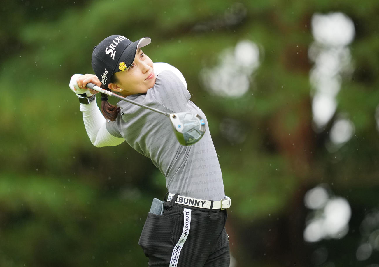 11番、ティーショットを放つ村田（撮影・垰建太）