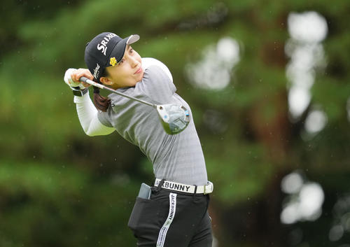 11番、ティーショットを放つ村田（撮影・垰建太）