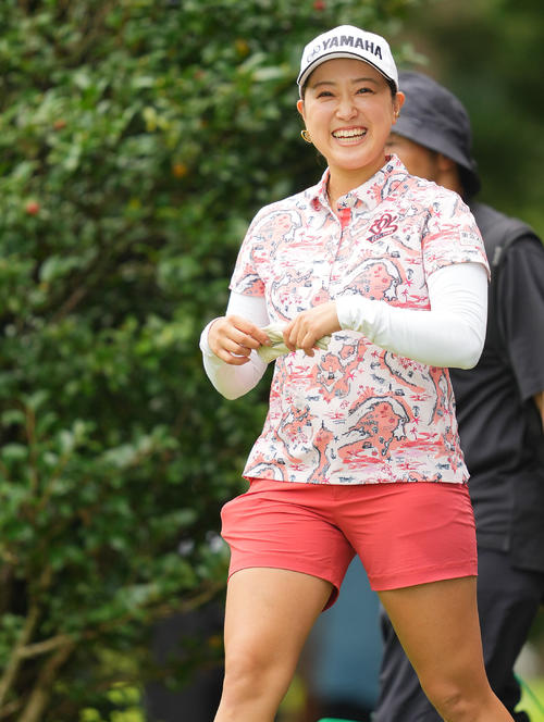 笑顔を見せながら移動する高木優奈（撮影・垰建太）
