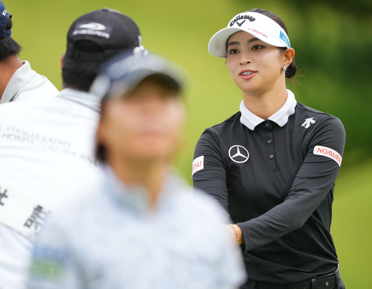 18番を終え同組選手、キャディーと握手を交わす柏原（右）（撮影・垰建太）