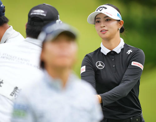 18番を終え同組選手、キャディーと握手を交わす柏原（右）（撮影・垰建太）