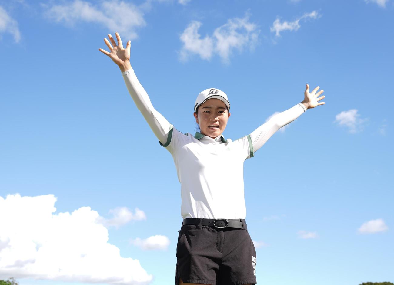 優勝を決め青空を背にバンザイする佐藤心（撮影・垰建太）