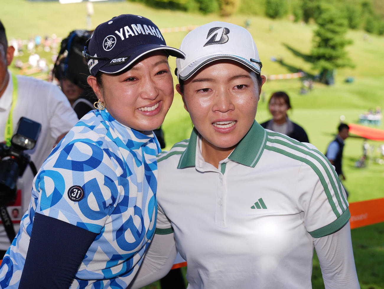 優勝を決めた佐藤（右）は高木と写真に納まる（撮影・垰建太）