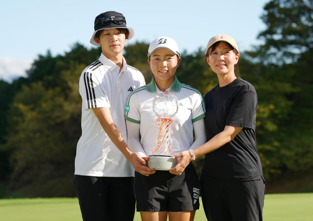 優勝を決め家族とトロフィーを手にする佐藤（中央）（撮影・垰建太）