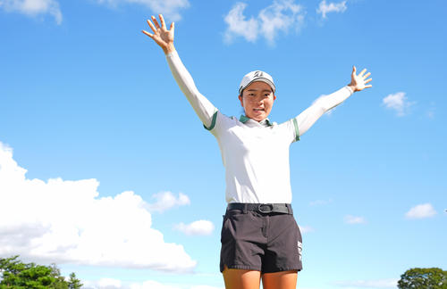 優勝を決め青空を背にバンザイする佐藤（撮影・垰建太）