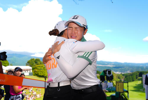 優勝を決め仲間たちと涙を流しながら抱き合う佐藤（撮影・垰建太）