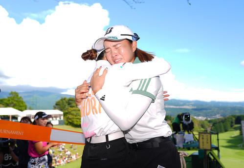 優勝を決め仲間たちと涙を流しながら抱き合う佐藤（撮影・垰建太）