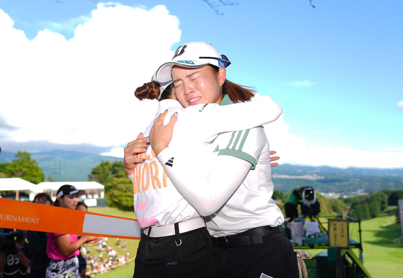 優勝を決め仲間たちと涙を流しながら抱き合う佐藤（右）（撮影・垰建太）