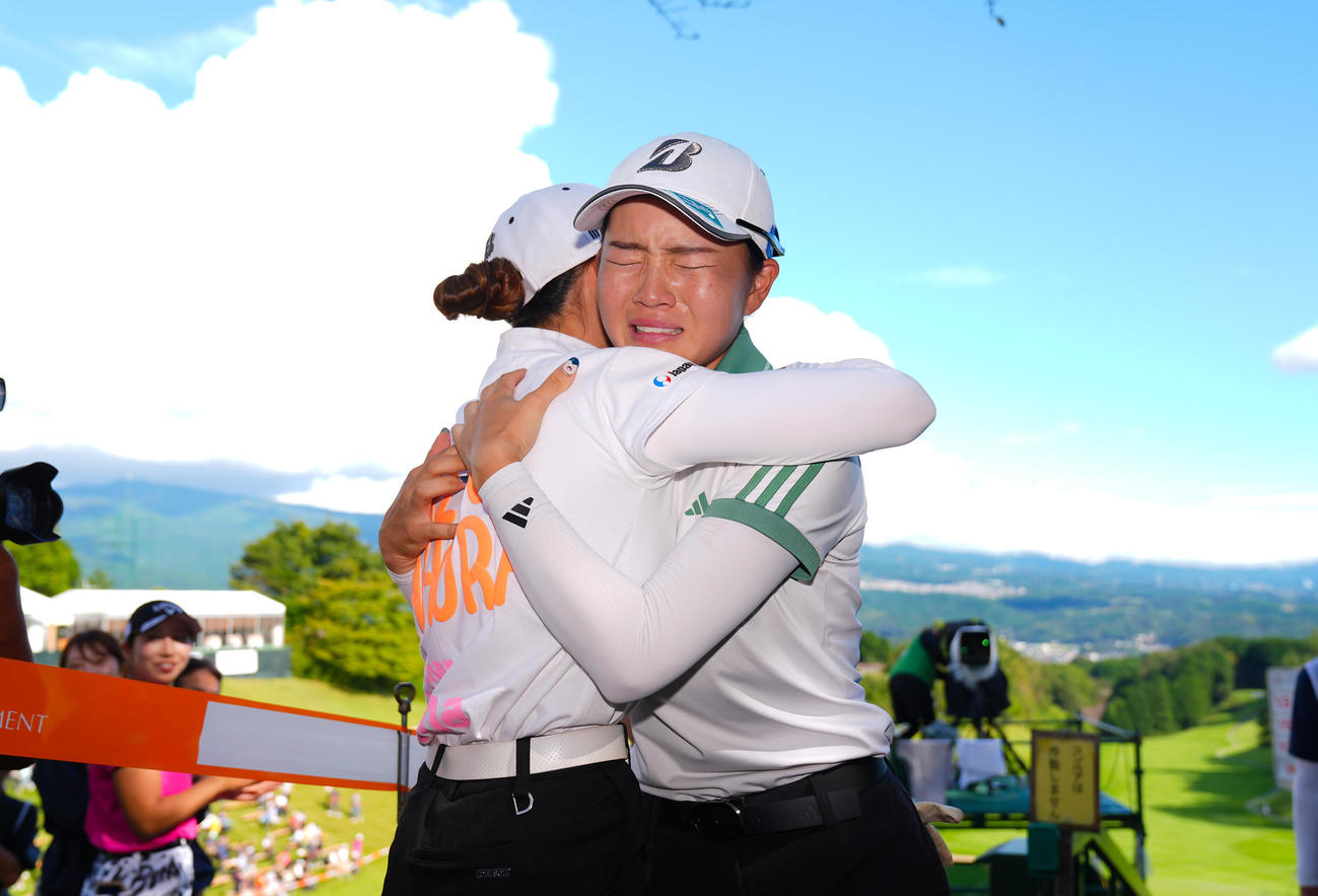 優勝を決め仲間たちと涙を流しながら抱き合う佐藤（撮影・垰建太）