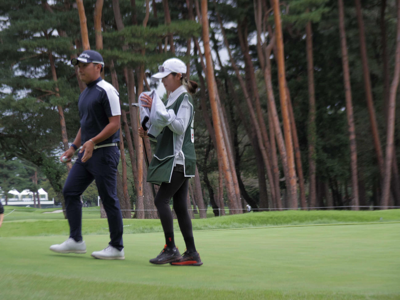 コースを回る池村とキャディーで妻の琴音さん