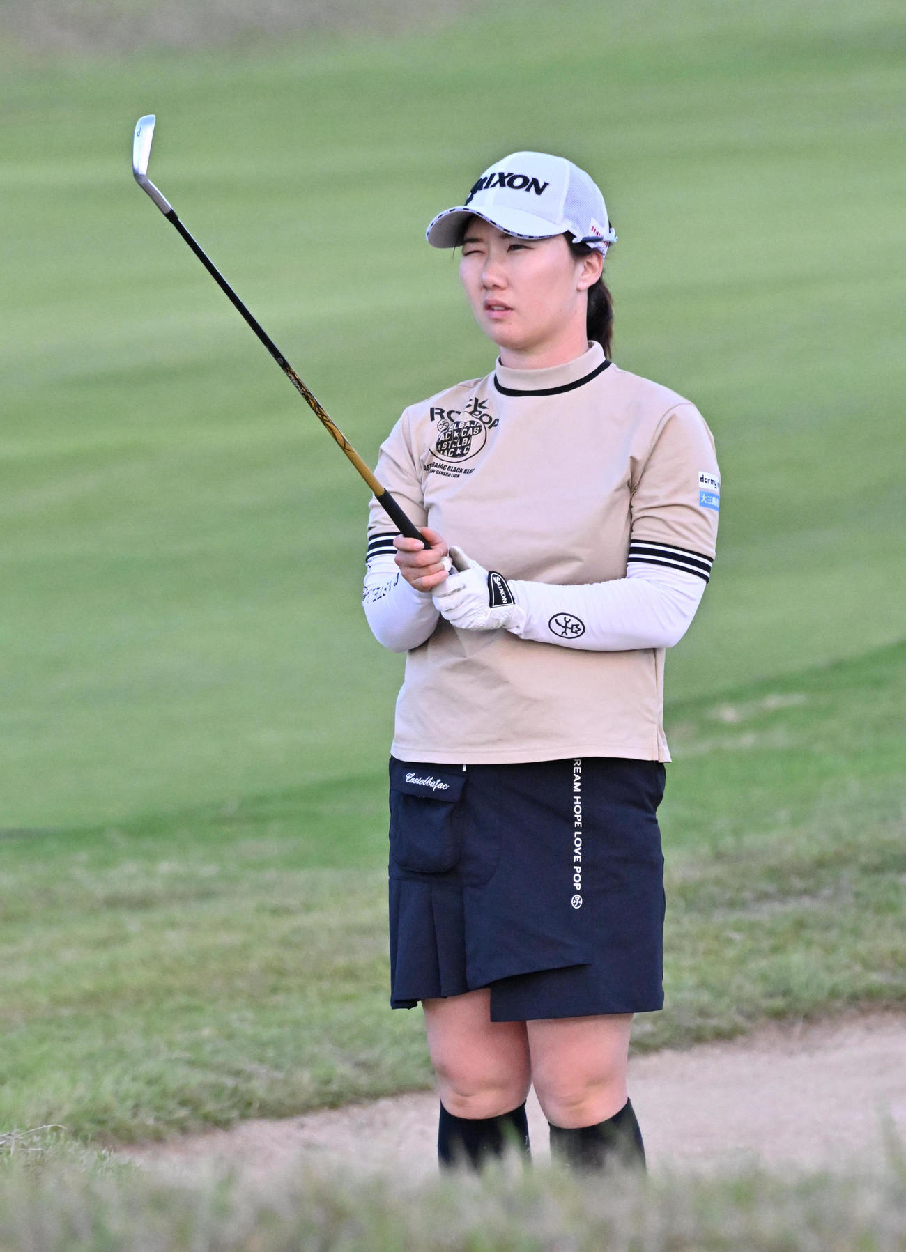 18番、石川明日香はセカンドショットを前に狙いを定める（撮影・石井愛子）