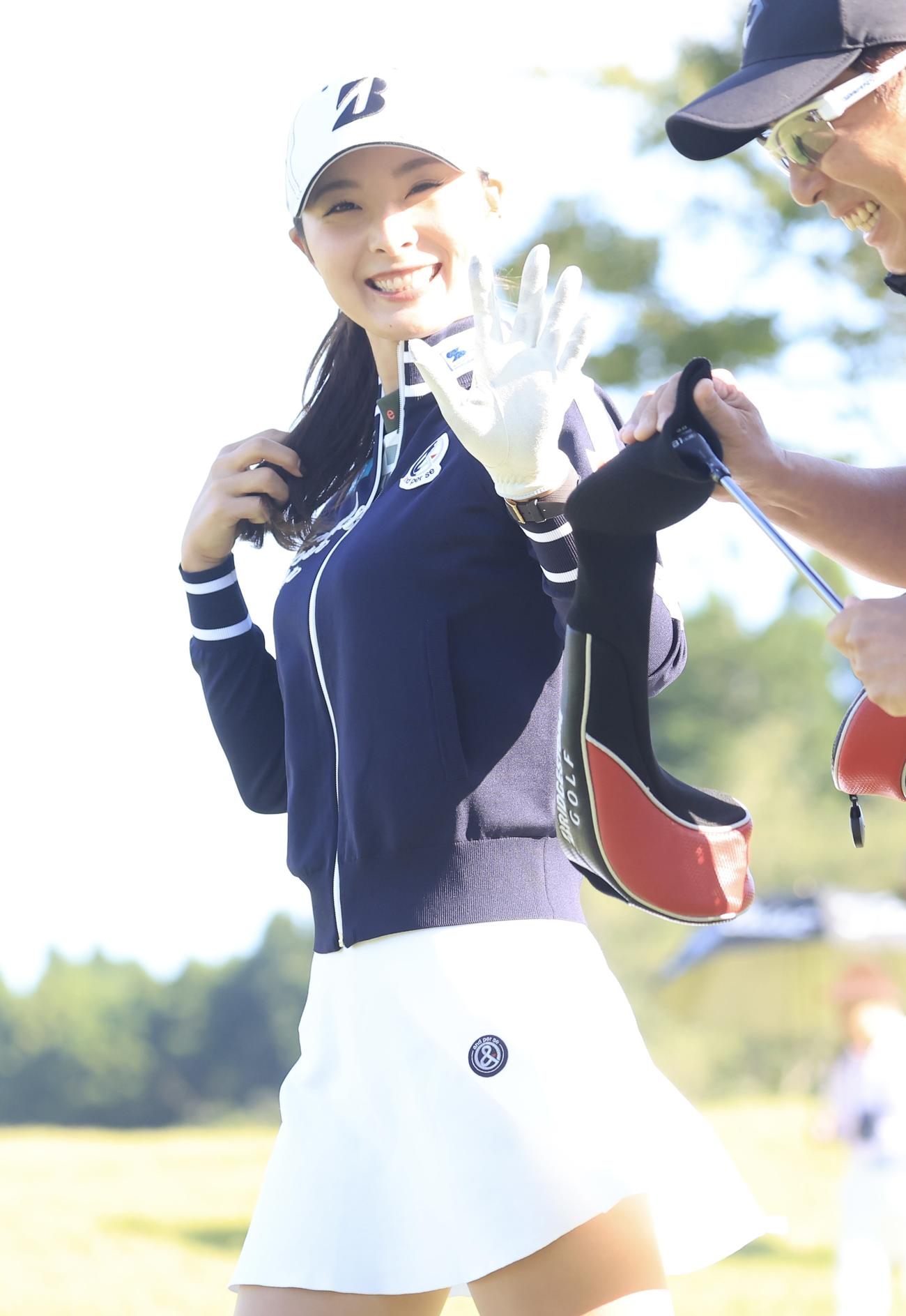 1番、笑顔で手を振る鶴岡(撮影・浅見桂子)